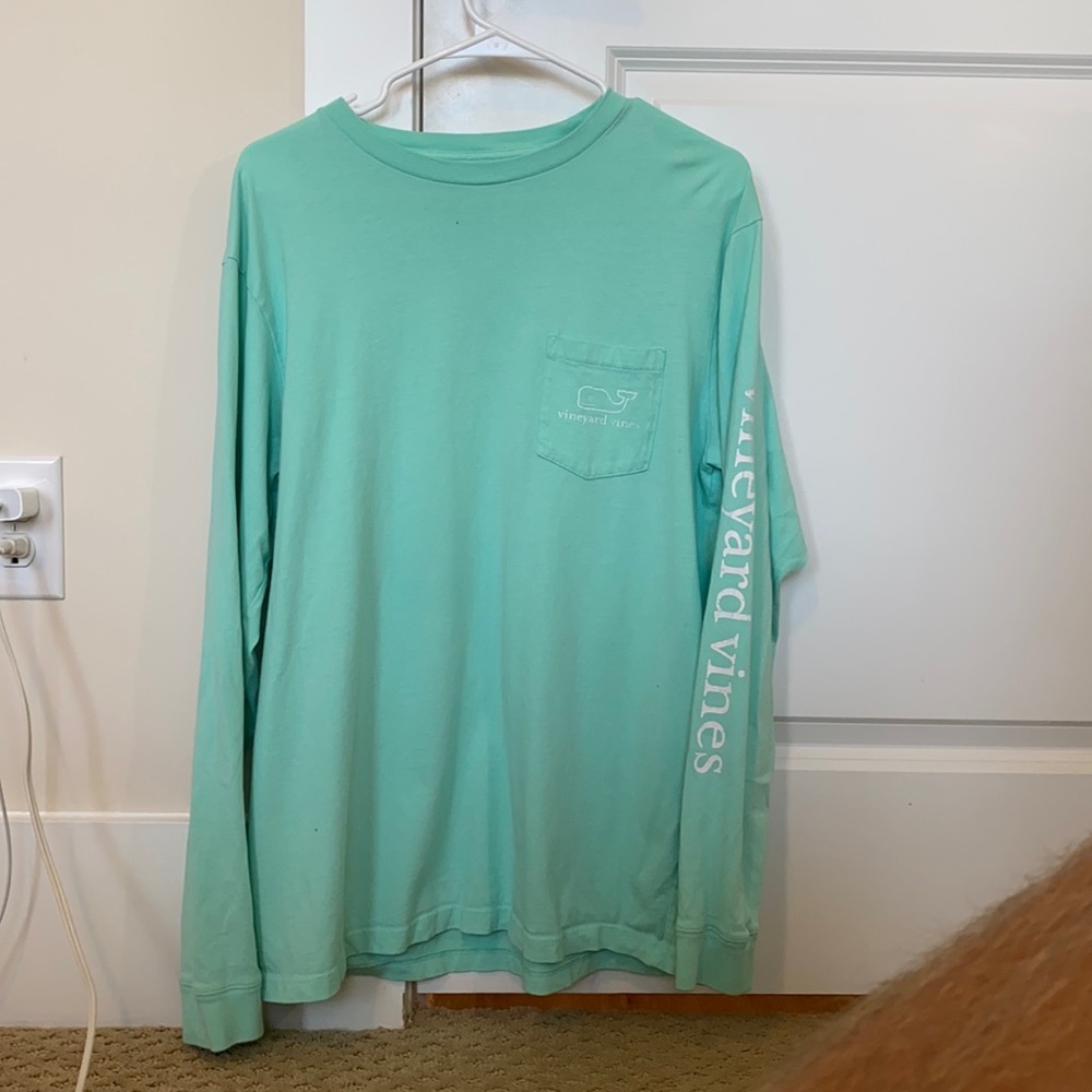 Vineyard vines long sleeve t shirt. Size M